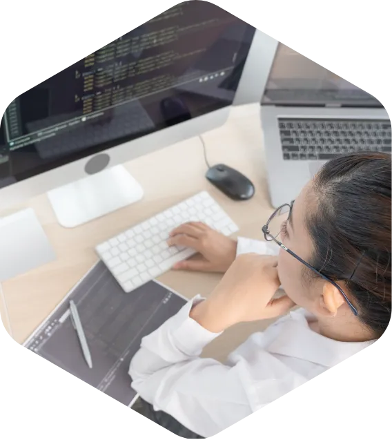 パソコンを触る女性