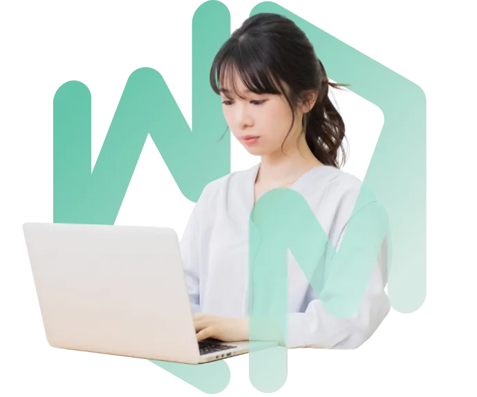 パソコンを触る女性